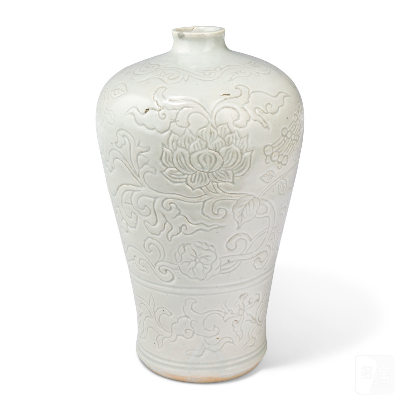清十九世紀 白釉刻纏枝蓮紋梅瓶  CHINA, QING DYNASTY, 19TH CENTURY - 图1